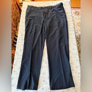 Haggar Men's Classic Fit Dress Pants, Size 42x32, Cool Pro 18